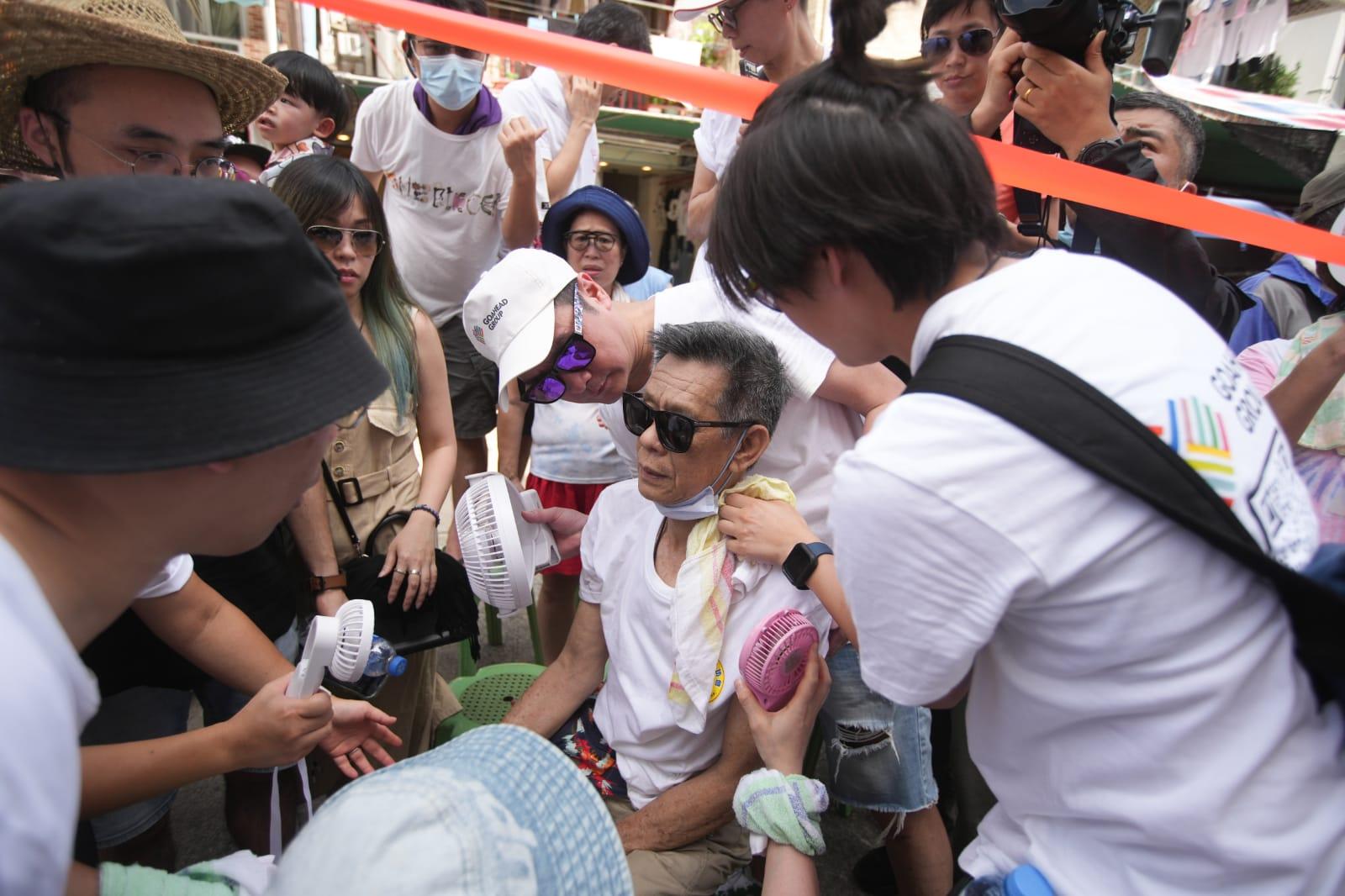 長洲飄色巡遊期間有長者不適召喚救護車。(李睿哲攝)