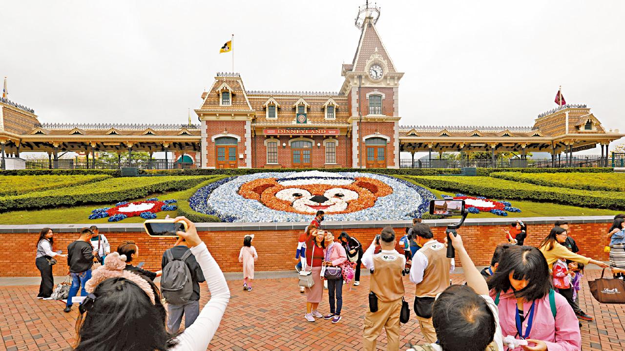 香港迪士尼蝕21億 連續8年見紅 新《魔雪》園區吸客 逐步回復7天開園 酒店翻新重開 增聘千人
