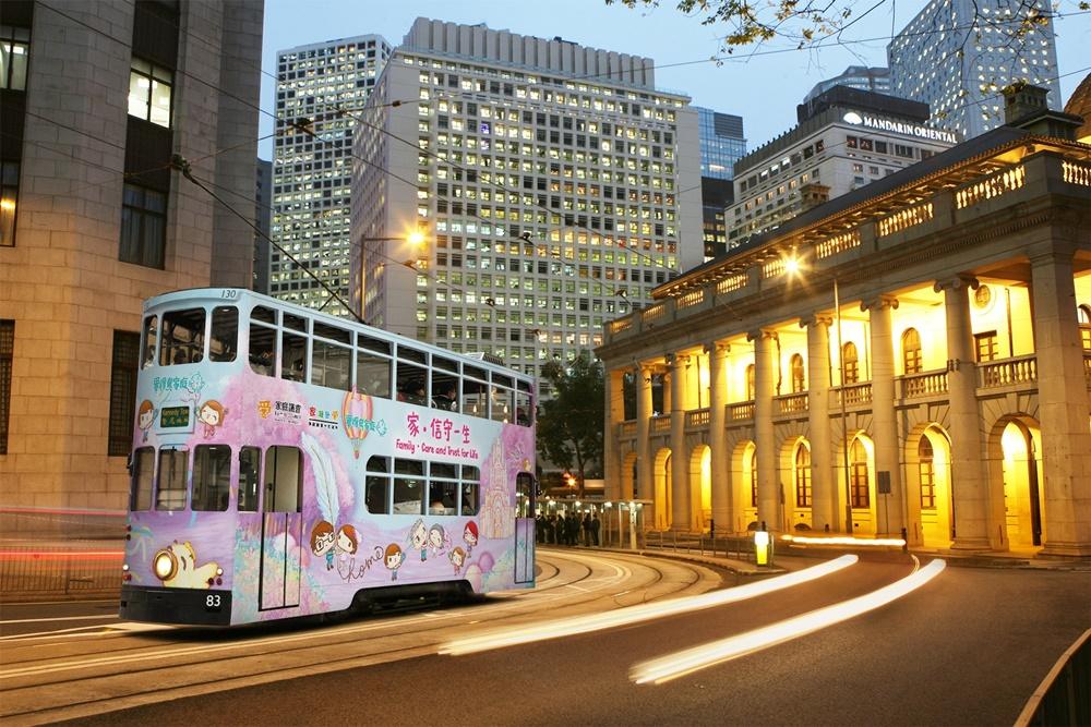 家庭議會本周日請全港市民搭電車，並推出「畢得鳥家庭」主題電車。(政府新聞處圖)