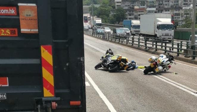 屯門公路下午有兩部交通警鐵馬相撞。(網上圖片)