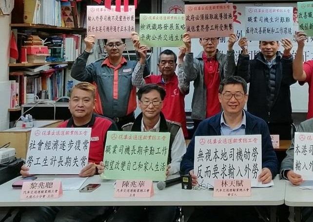 林天賦(右)表示，反對政府輸入外勞，認為只會進一步衝擊業界。(資料圖片)