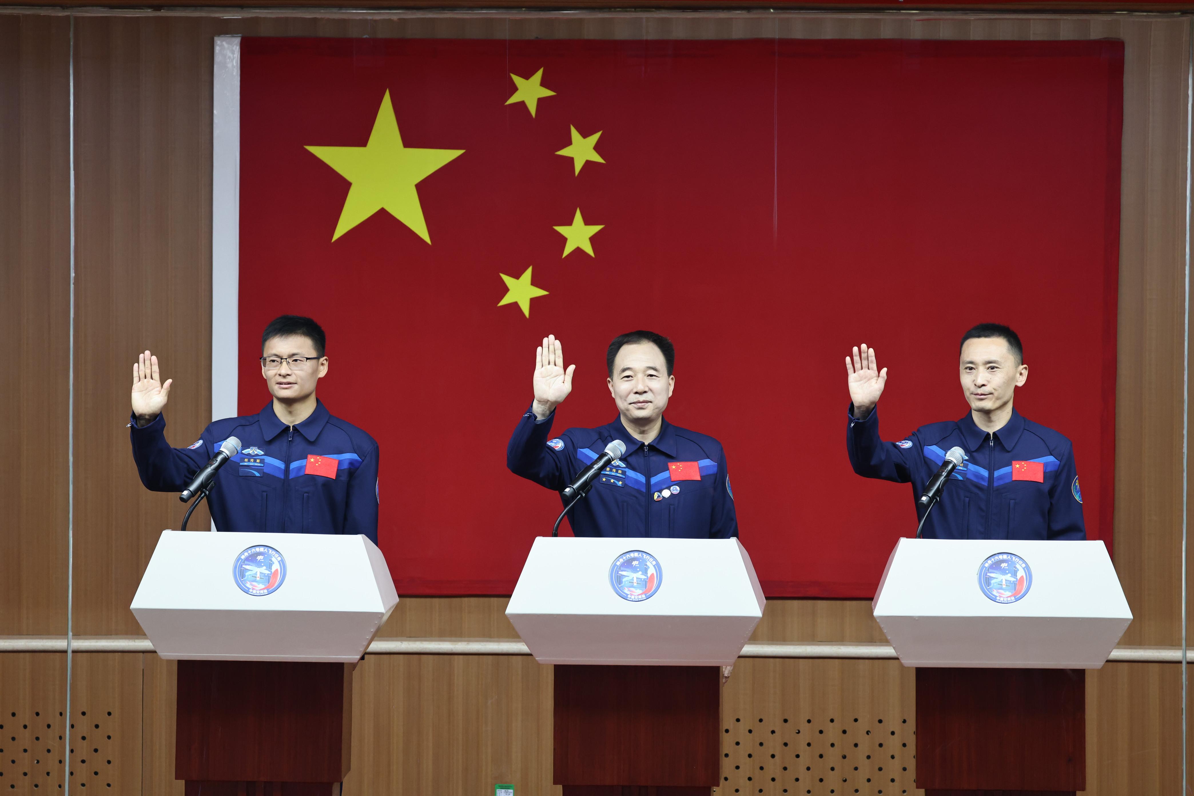 今次執行任務的3名航行員，左起桂海潮、景海鵬及桂海潮。(新華社)