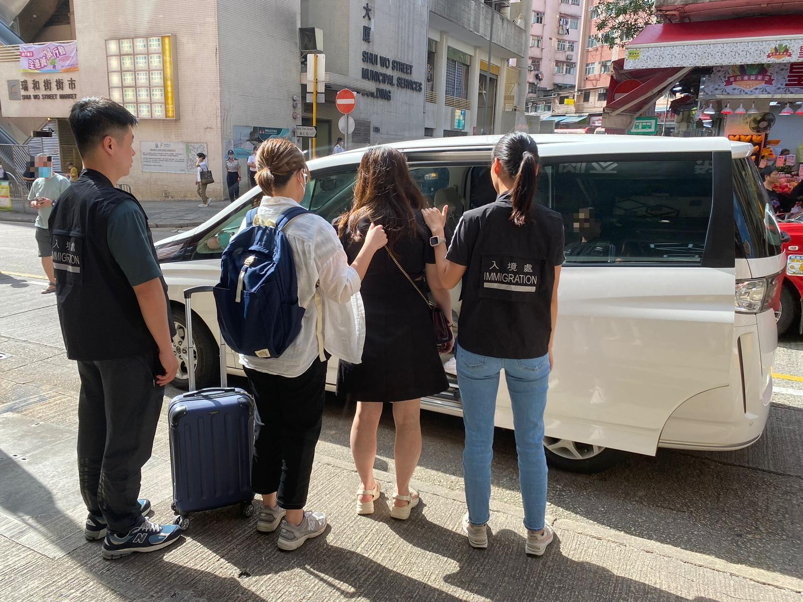 人員拘捕一名44歲內地女子，涉嫌「違反逗留條件」。(警方圖片)