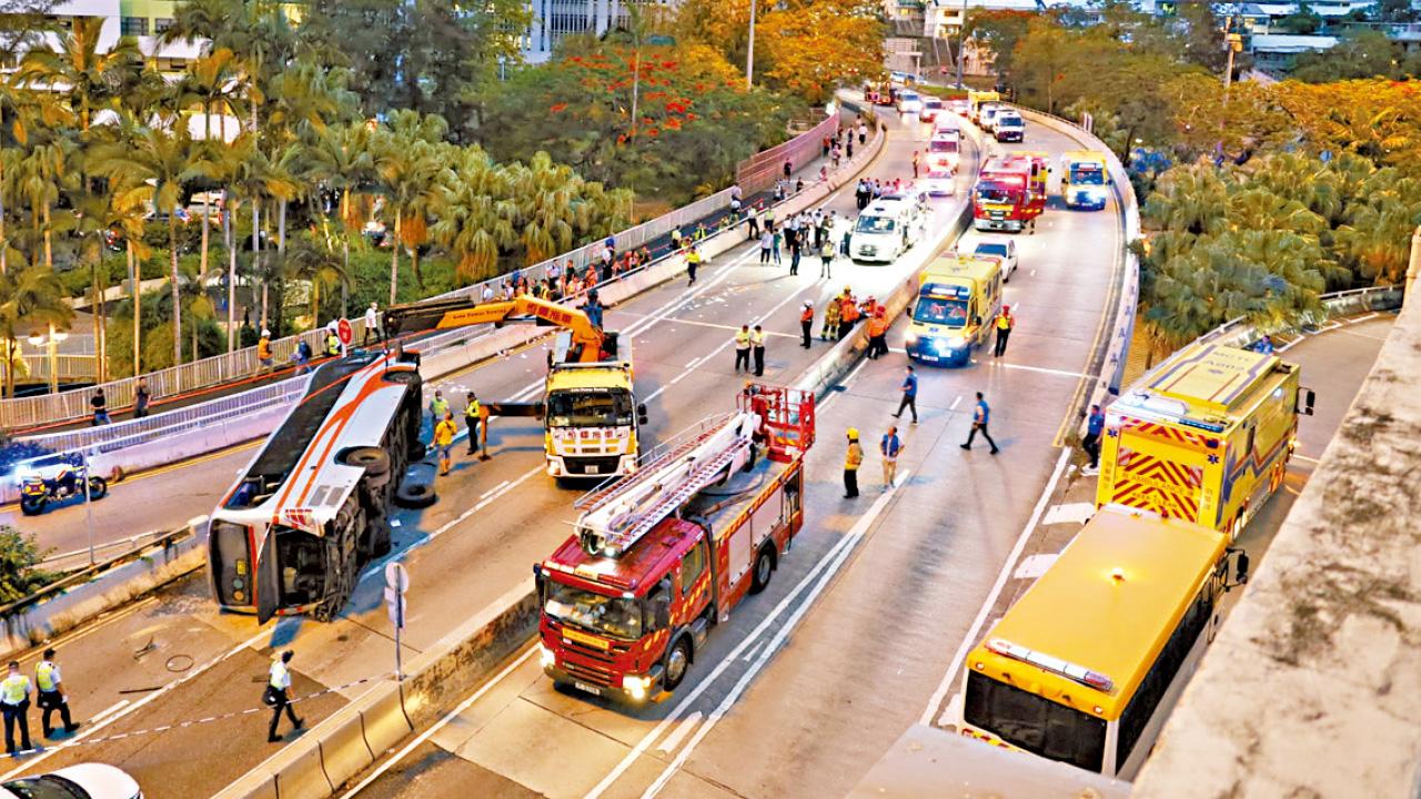 荃灣嚴重交通意外22傷 接載員工旅遊巴剷石壆翻側