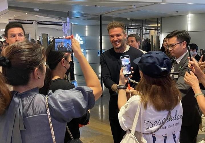 前英格蘭足球代表隊隊長碧咸現身金鐘太古廣場一間商店。(資料圖片)