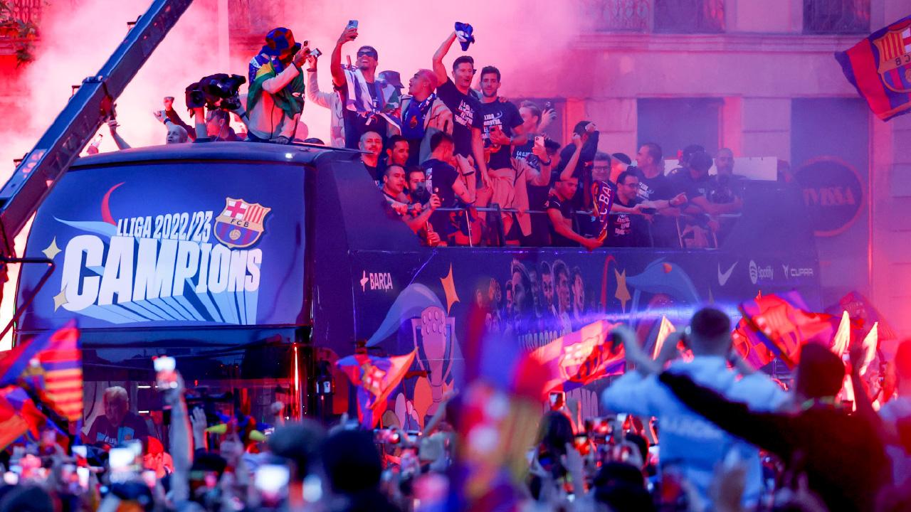 西甲｜巴塞勝利巡遊 8萬球迷同慶奪冠