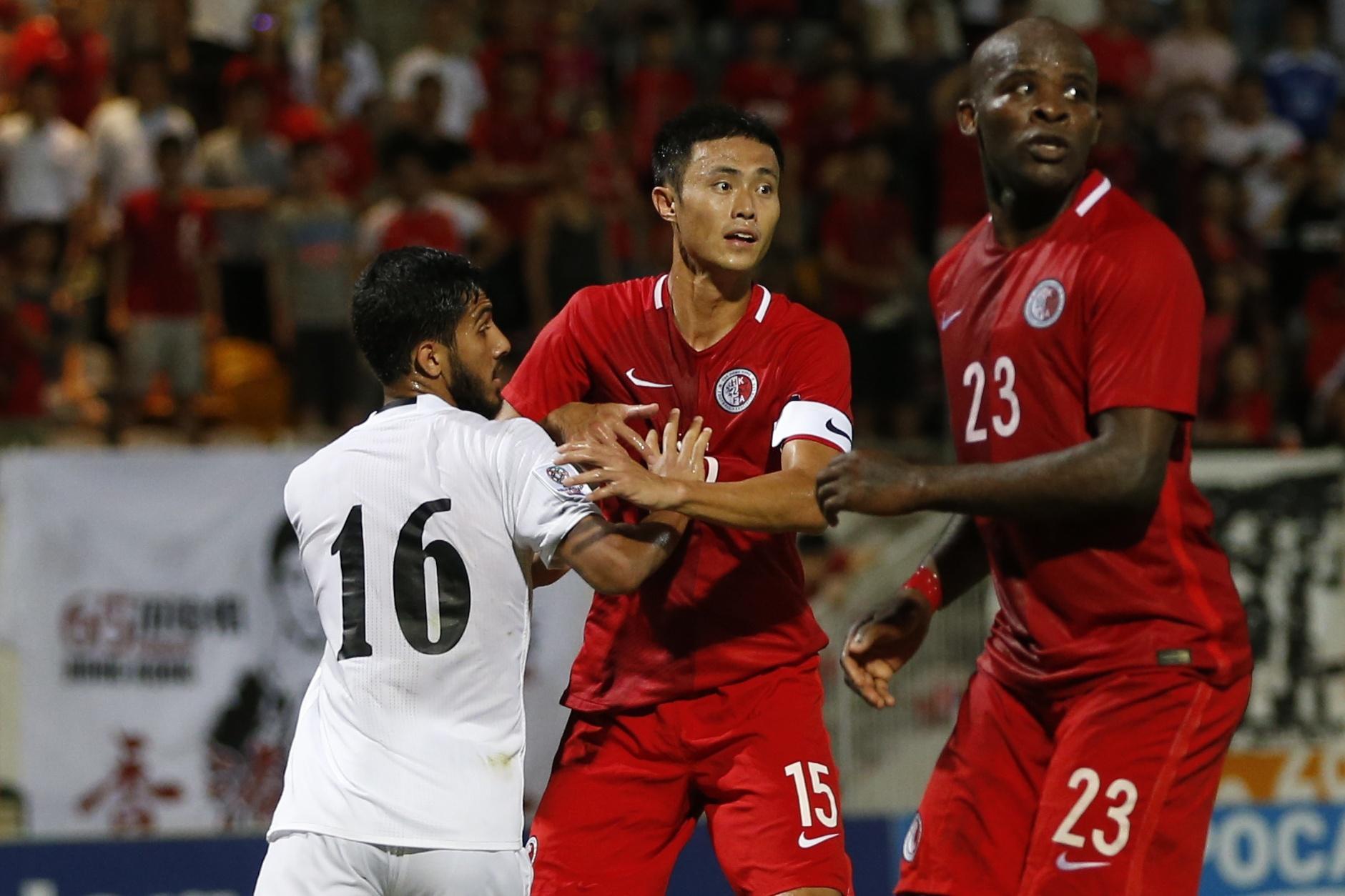 曾任港隊隊長的陳偉豪（中）認為，部分涉事球員有正職，賂款對他們的引誘應不大。（資料圖片）