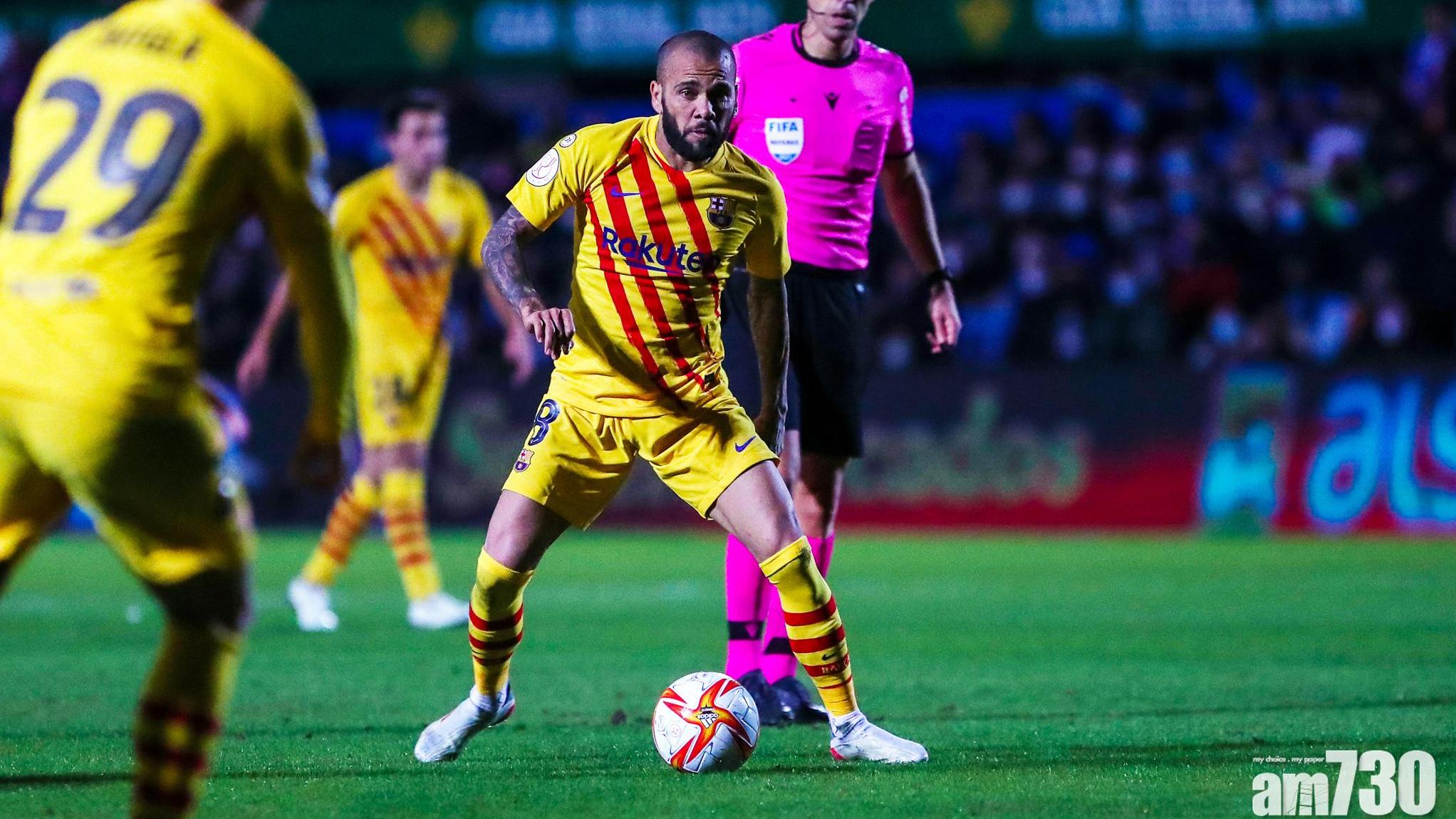 前巴塞的守將丹尼爾艾維斯，因為性侵被扣留，被西班牙拒絕保釋。(資料圖片)