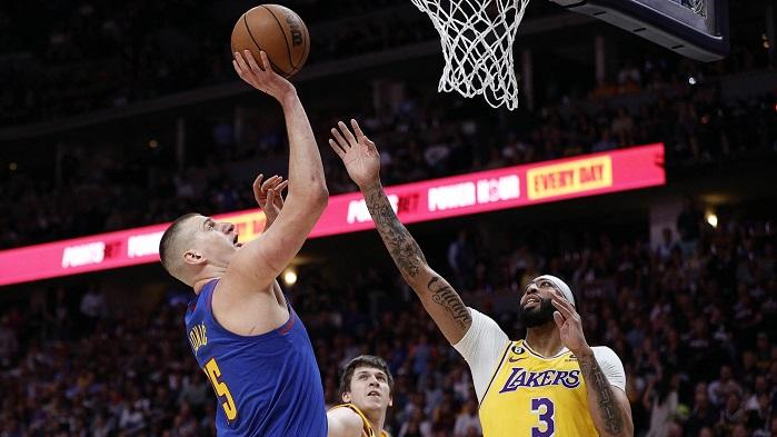 金塊首仗以132:126擊敗湖人。(路透社)