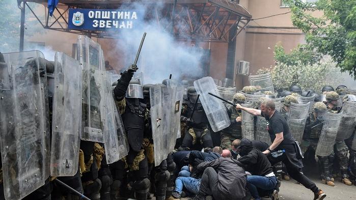 科索沃爆發示威，與當地北約維和部隊人員衝突。(路透社)