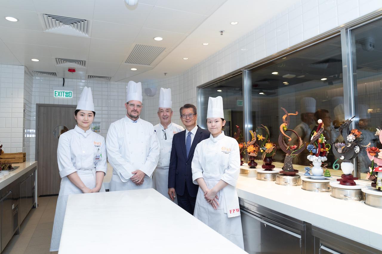 香港職業訓練局轄下的中華廚藝學院和國際廚藝學院，與師生們交流。