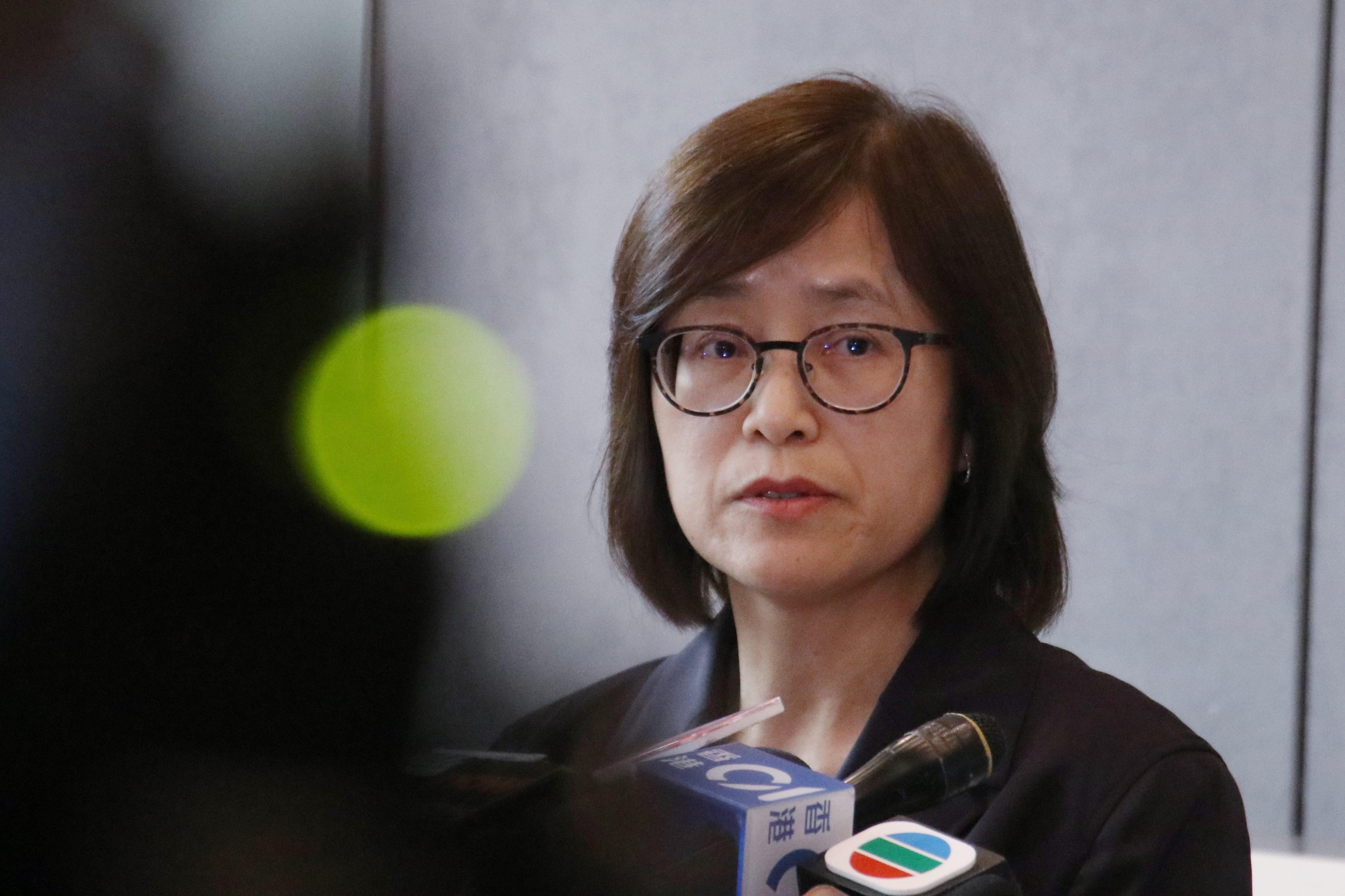 奧運 屋宇署署長余寶美就日出康城首都一單位拆去部分結構牆事件會見傳媒 余寶美