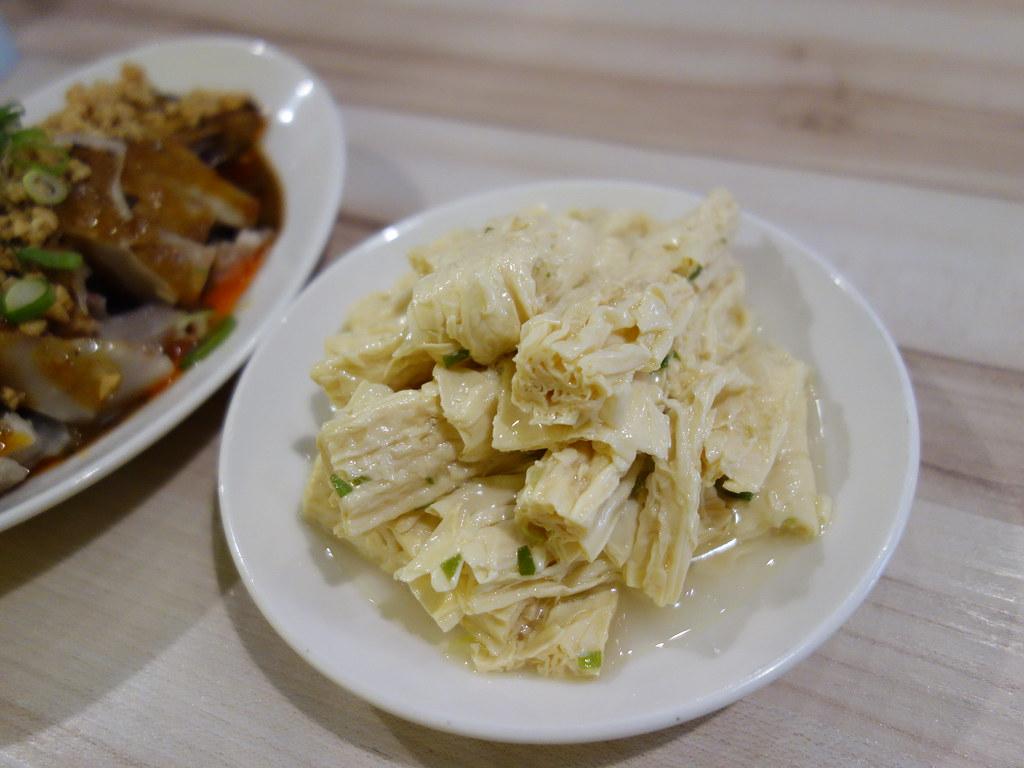 腐竹很高脂肪嗎？它的熱量當中，有一半來自豆油。