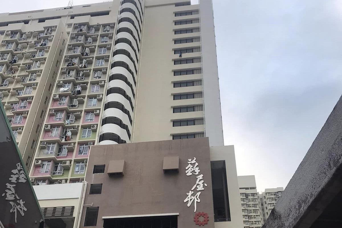 蘇屋邨茶花樓有少女企圖從高處跳下。(網民Sofia Jen@FB群組「長沙灣人」)