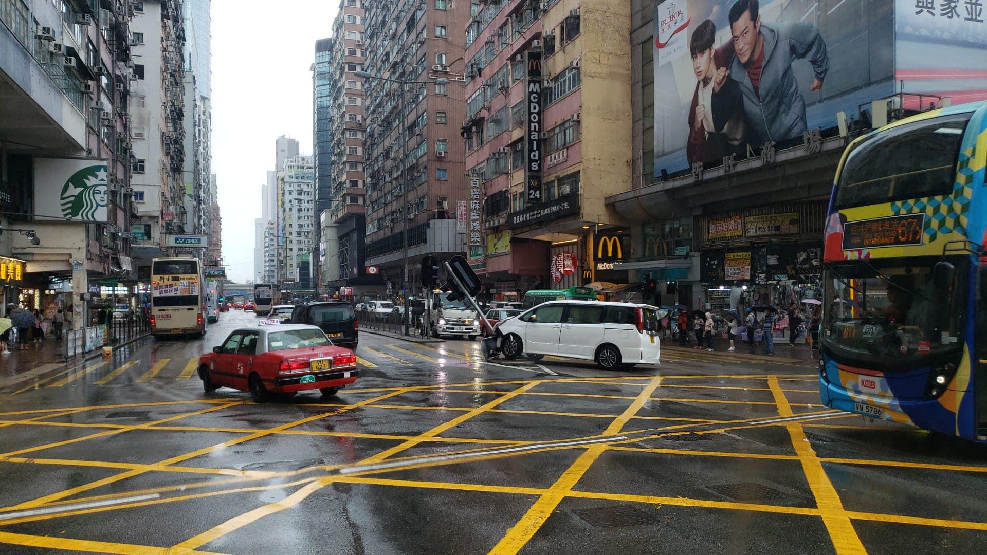 旺角七人車轉彎失控撼交通燈柱 司機沒有受傷