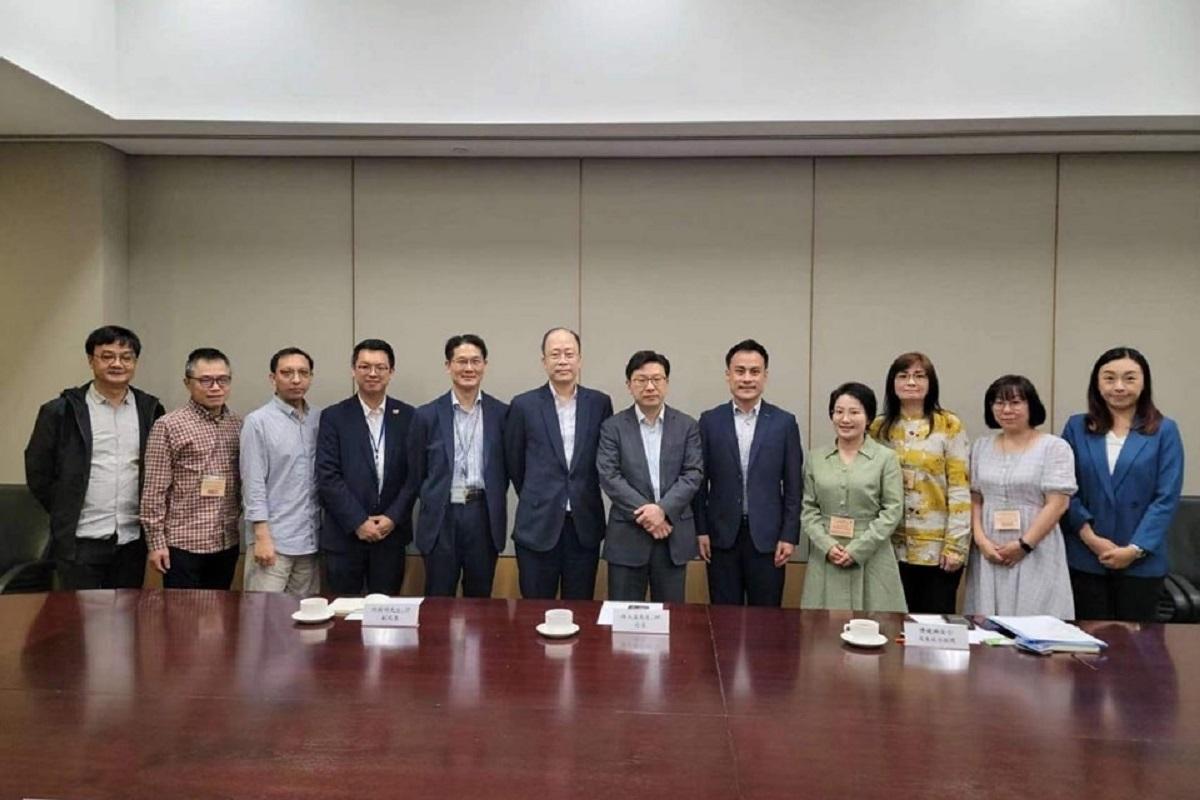 勞工界議員和勞顧會代表今日向孫玉菡(右六)表達不滿。(港九勞工社團聯會FB)