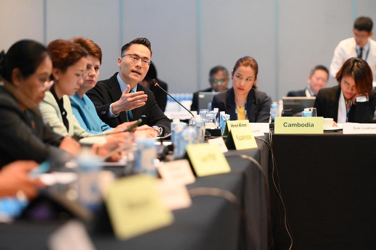 梁熙(左四)在一個國際會議遇上Google代表，隨即要求對方跟進置頂中國國歌一事。(梁熙FB)