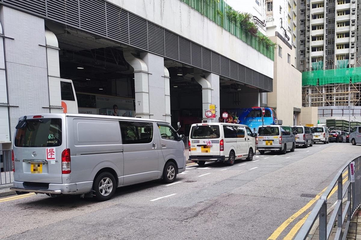 有網民發現油塘路面最少有6輛學車正在塞車。(網民Sunny Lok@FB群組「學車學神交流集中營」)