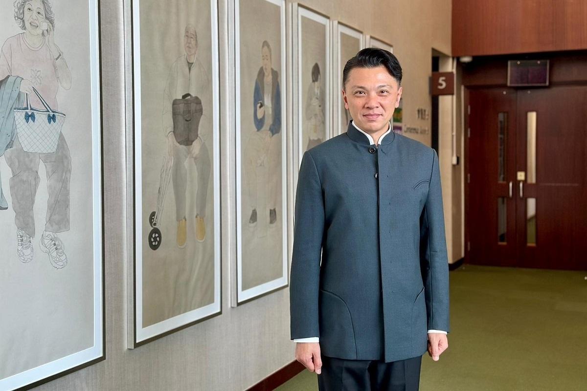 陳祖恒今日身穿中式禮服出席特首互動交流答問會，獲李家超讚「咁帥哥嘅服飾」。(陳祖恒提供)