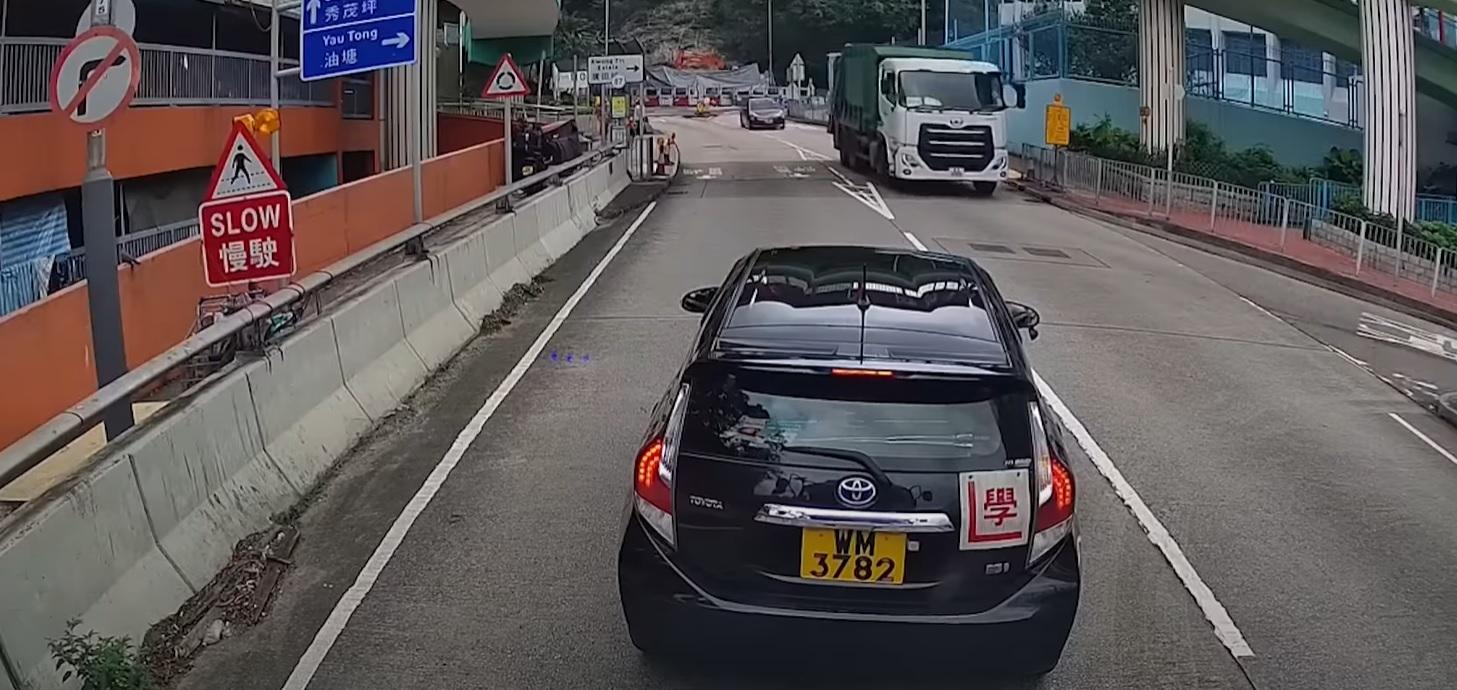 車Cam直擊｜掛學牌私家車觀塘違規右轉  35歲教車師傅遭警誡將收傳票