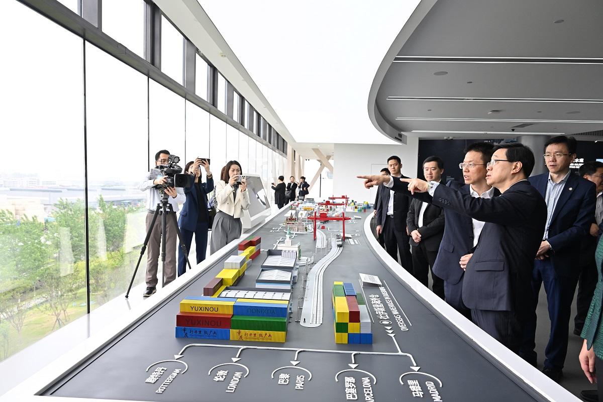 李家超(右二)訪問重慶的第二日行程，到訪重慶內陸國際物流樞紐展示中心，了解當地物流整體規劃。(政府新聞處)