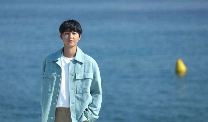 康城影展｜宋仲基作品首入圍 包包面宣傳新片