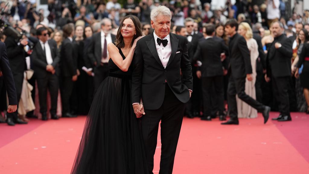 康城影展｜《奪寶奇兵之命運輪盤》舉行首映 80歲夏里遜福拖愛妻行紅氈