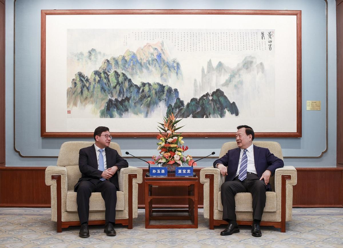 孫玉菡(左)在北京向夏寶龍(右)匯報勞工和福利事務的最新工作及未來方向。(政府新聞處)