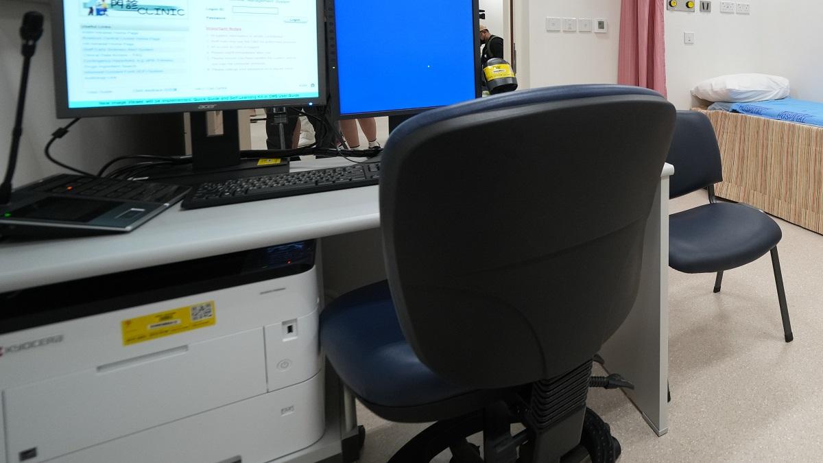 東華醫院診所因電腦並無接駁打印機，導致未有自動列印病人化驗報告。(資料圖片)