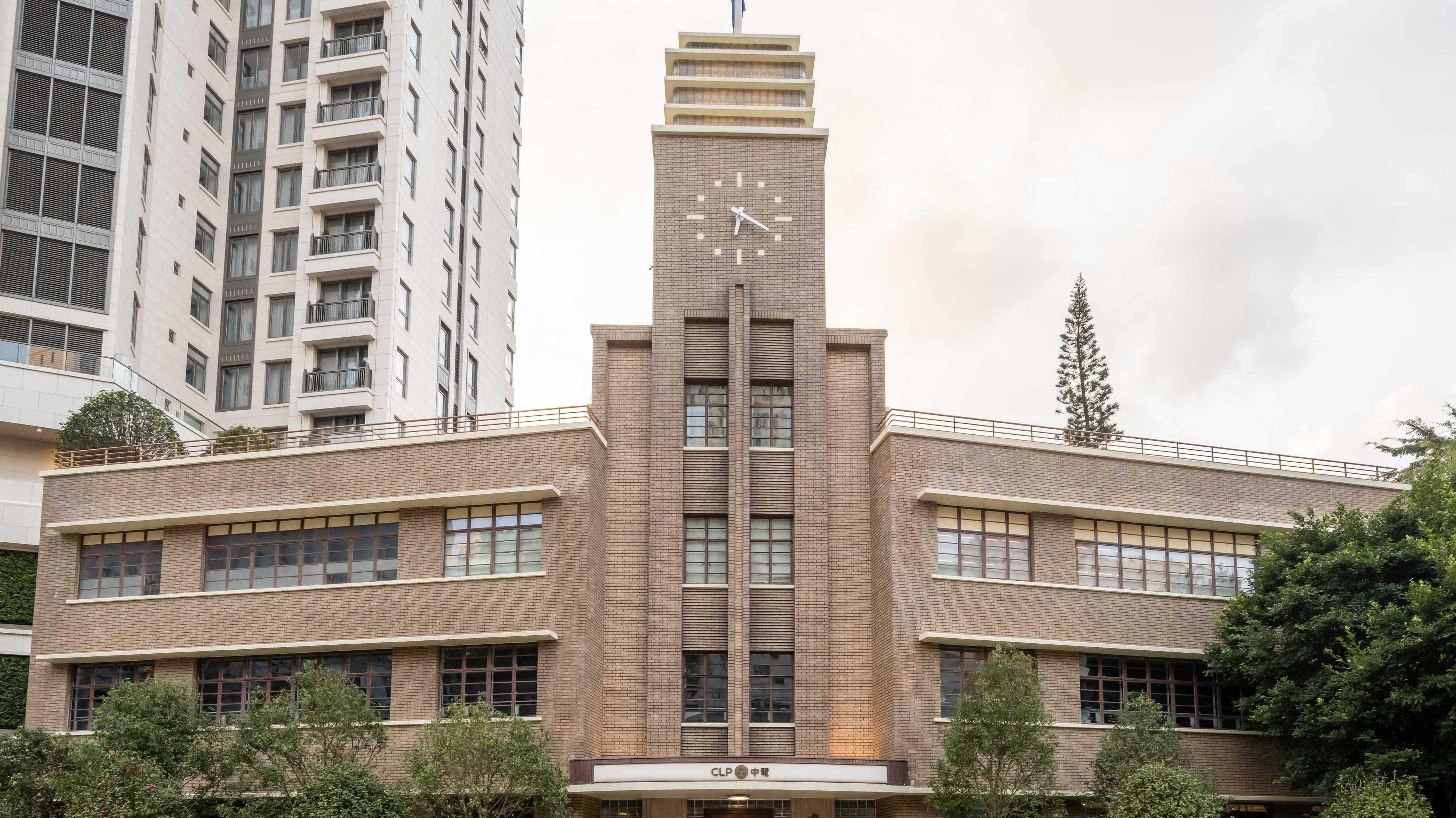 中電總部大樓的鐘樓最為矚目，遠看猶如中式寶塔。