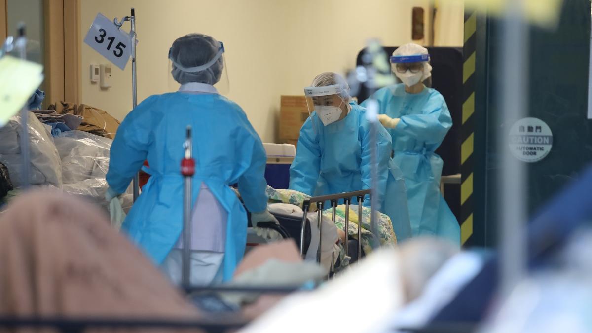 醫生和護士等13項醫療服務專業工種，即日起納入輸入人才計劃相關的人才清單。(資料圖片／鍾式明攝)