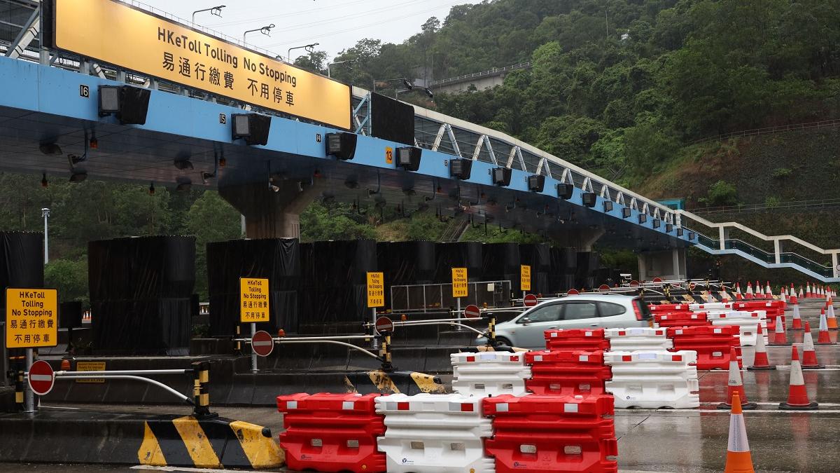 青沙管制區設有多個指示牌，提示駕駛者毋須停車繳費。(鍾式明攝)