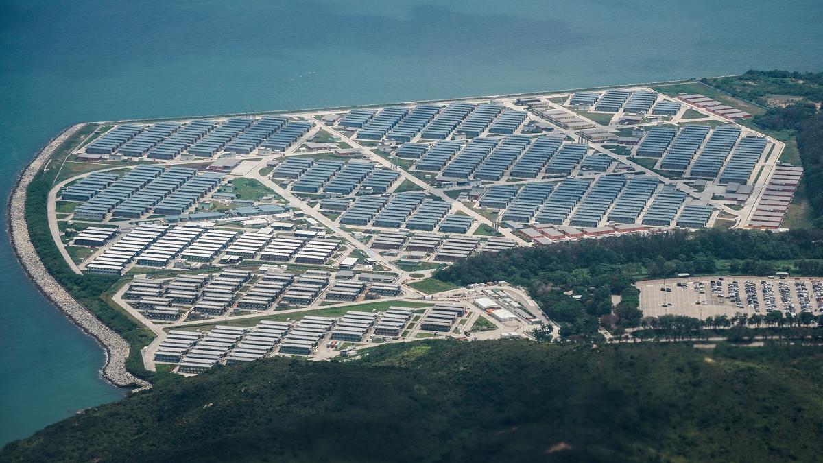 香港迪士尼樂園旁邊一幅土地，現時為閒置中的竹篙灣社區隔離設施。(資料圖片／李睿哲攝)