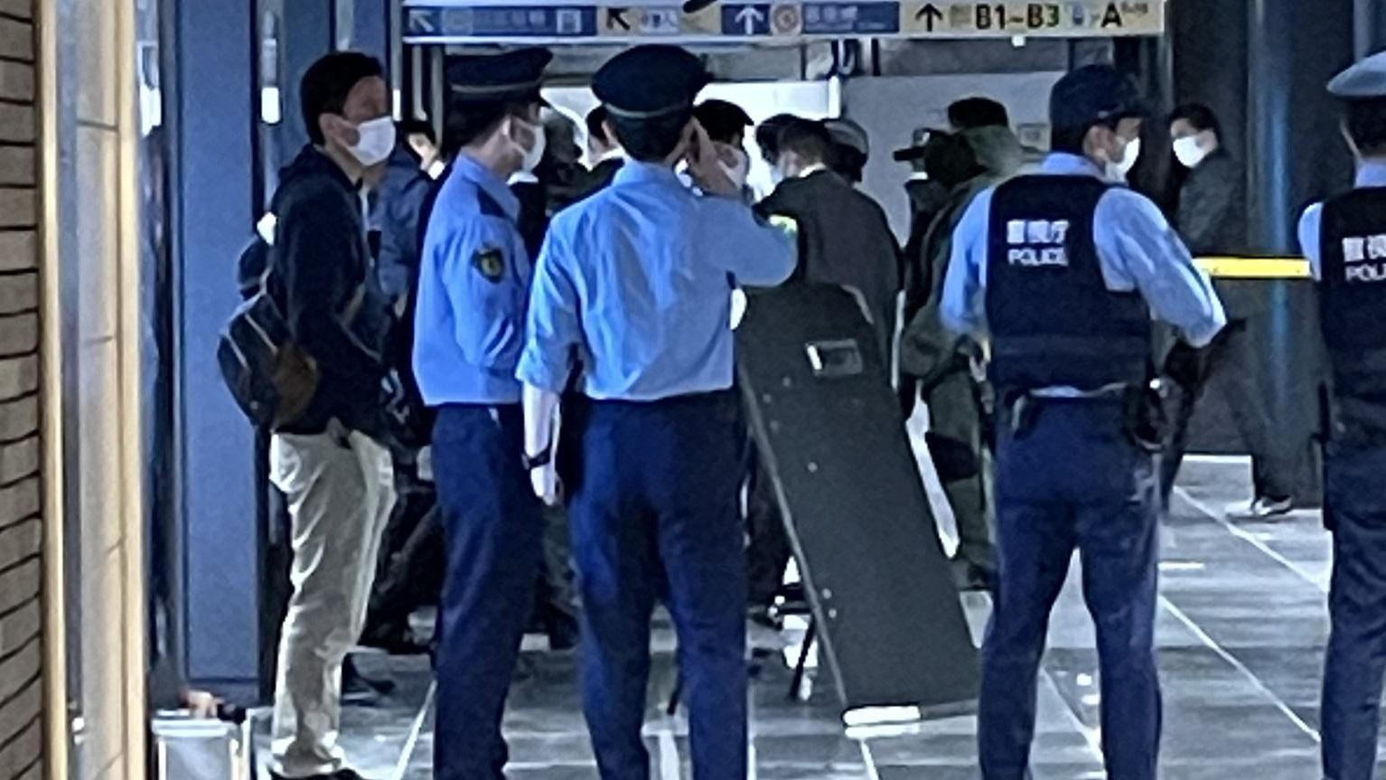 大批警察封鎖銀座地鐵站部份通道。(Twitter圖片)