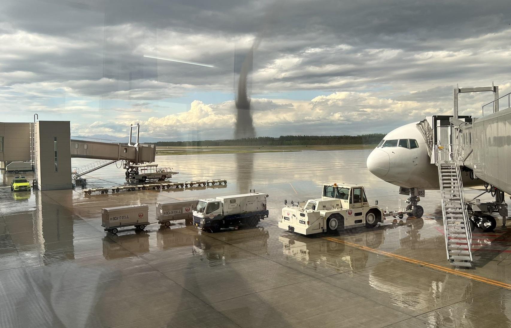 北海道帶廣機場周邊出現龍捲風。(Twitter圖片)