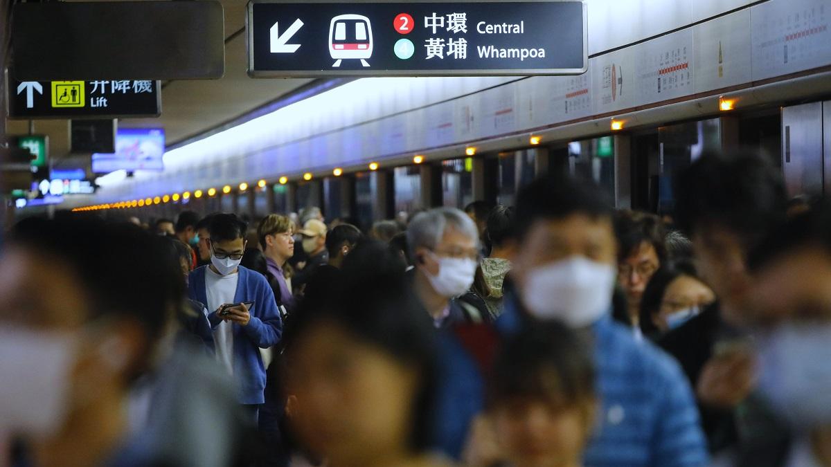 港鐵會就服務延誤於特定周末安排「特別車費日」，向乘客提供半價車費優惠。(資料圖片／林俊源攝)
