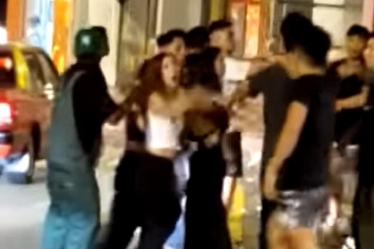 中環雲咸街日前凌晨有多人街頭毆鬥，其間有人起飛腳、投擲雜物等。(網上片段截圖)