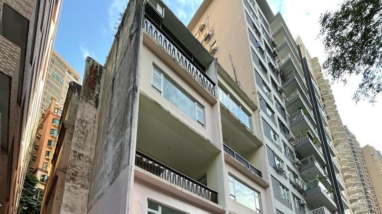 西半山羅便臣道109C號樓齡達68年，物業僅提供4伙單位，最新錄低層套三房戶易手，成交價2,750萬元，樓價在57年間勁升274倍。(代理提供)