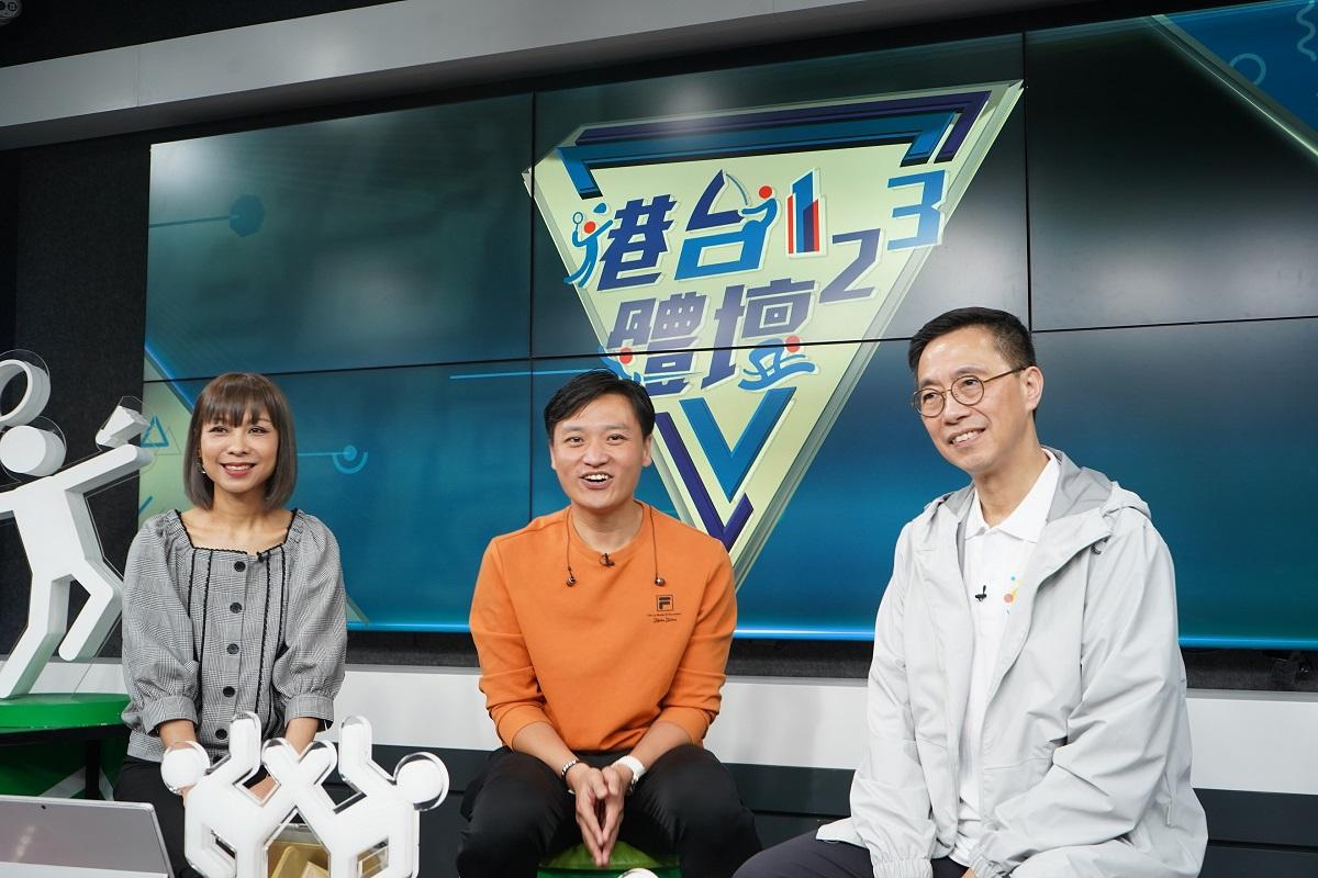 楊潤雄(右)接受鄭泳舜(中)訪問，大談求學時期做運動的時光。(鄭泳舜提供)