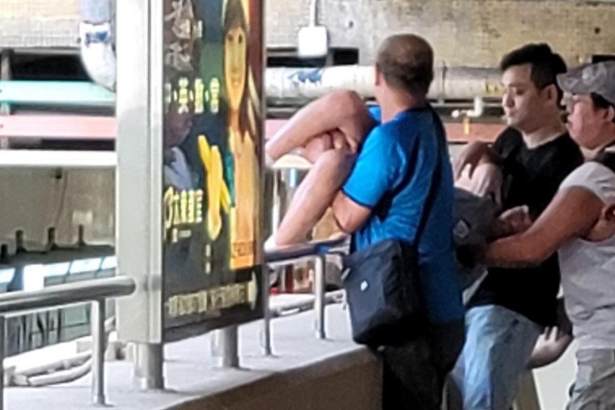 大埔廣場有男童在天橋外危險位置站立，被數名英勇街坊抱回安全位置。(網上圖片)