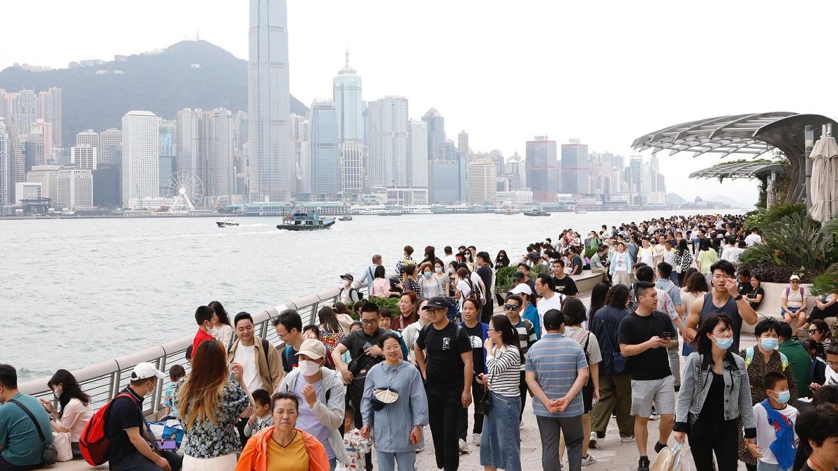 大批遊客到尖沙咀海傍和星光大道一帶遊覽。(王偉洪攝)