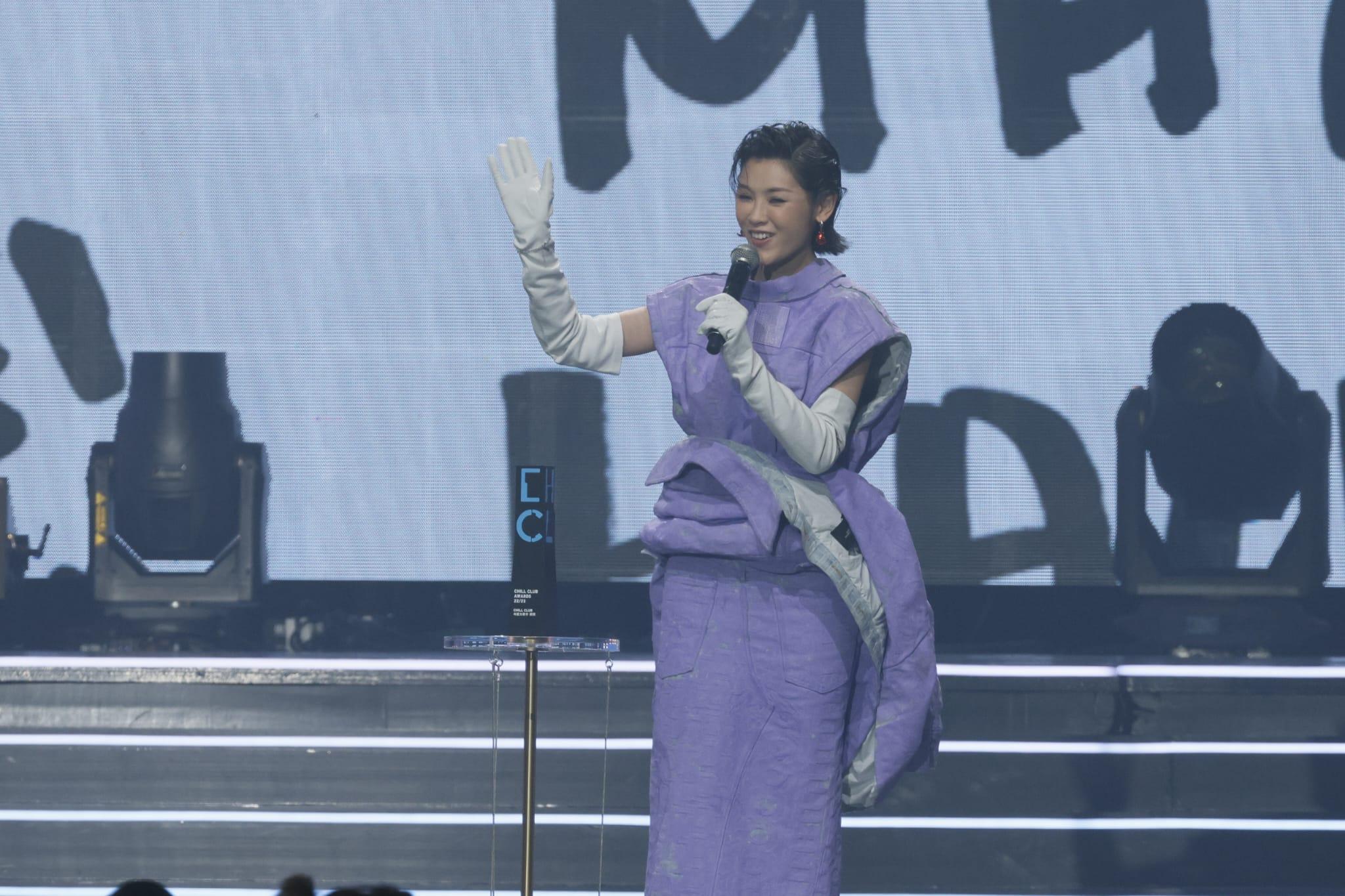 CHILL CLUB頒獎禮2023｜陳蕾獲女歌手銀獎爆蝦碌 被MC坐實條裙上唔到台 