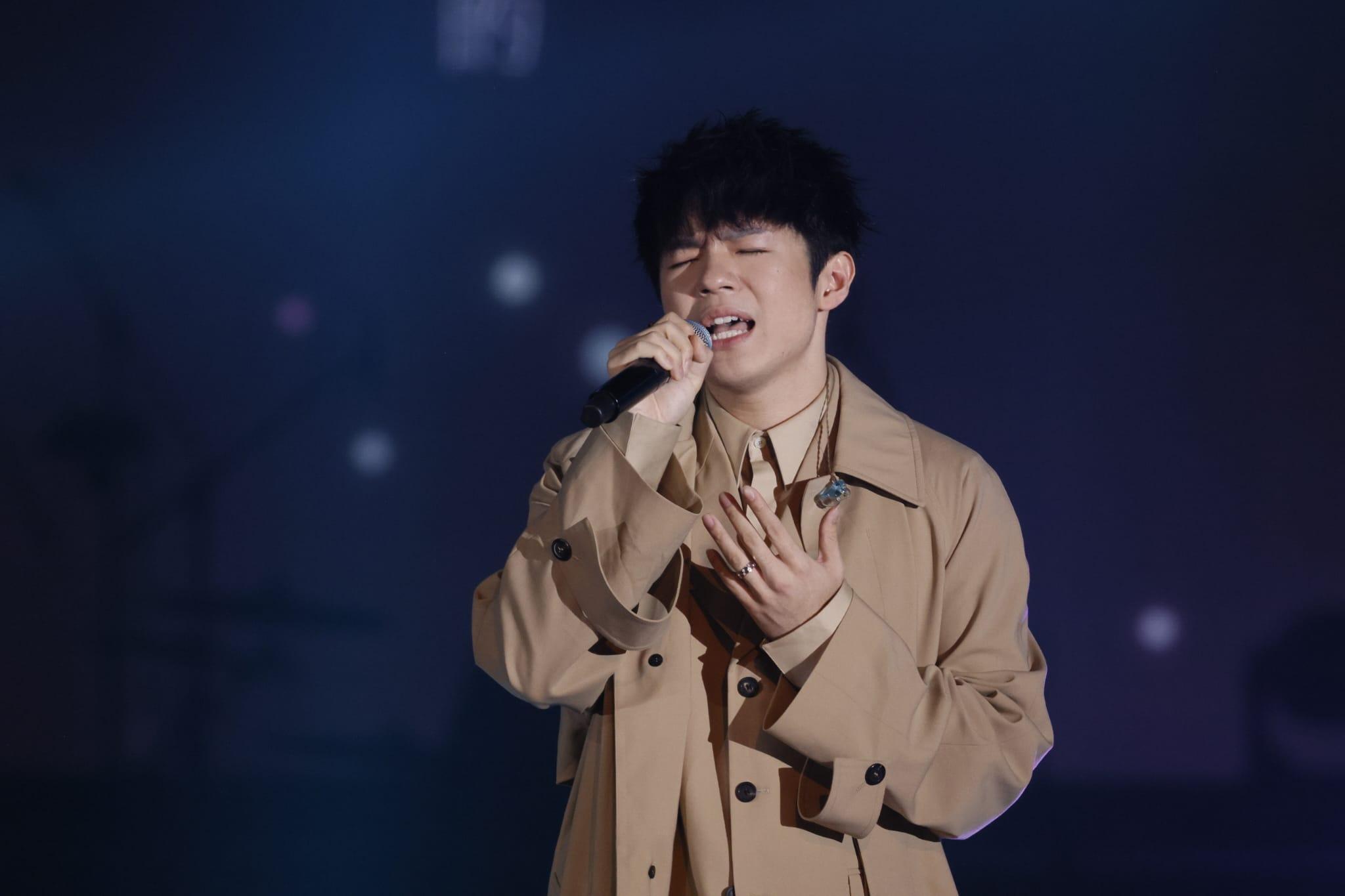 CHILL CLUB頒獎禮2023｜陳卓賢打頭陣 fans持大燈牌被拒入場