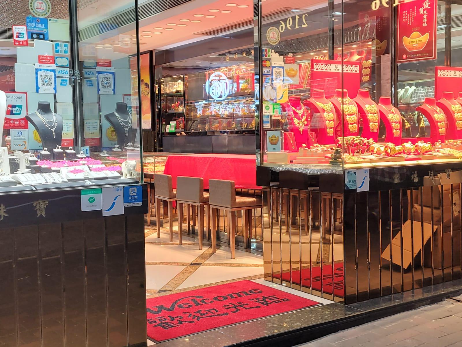 CCTV片段曝光｜鎚仔扑觀塘金行飾櫃玻璃　獨行賊行劫事敗逃去 (更新)