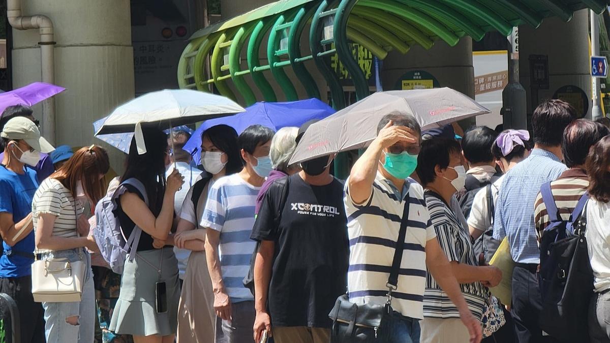本港天氣持續酷熱，氣溫連日高企。(鍾式明攝)