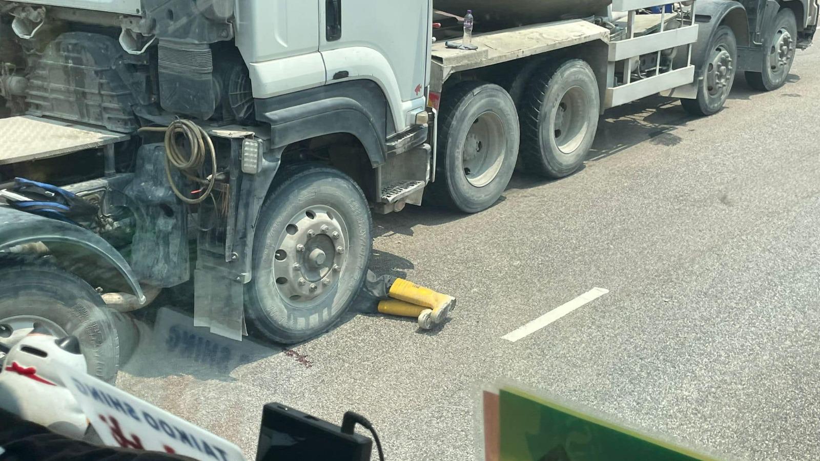 屯門4重型車相撞 男子捲田螺車底頭部受傷送院