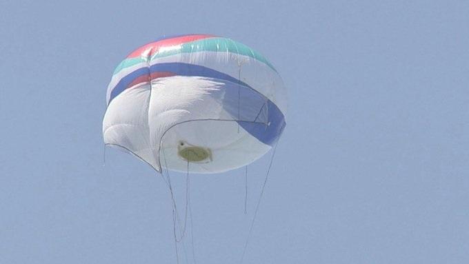 廣島G7峰會會場上空出現一個氣球，引起居民的懷疑。(新聞截圖)