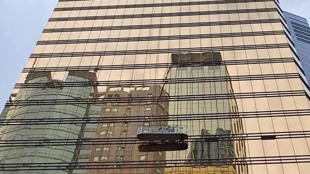 上環金龍中心疑吊船無電困2工人　月內第三宗