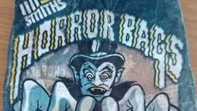 海灘垃圾竟變寶藏 遛狗男拾獲陳年薯片袋 每個值近千元