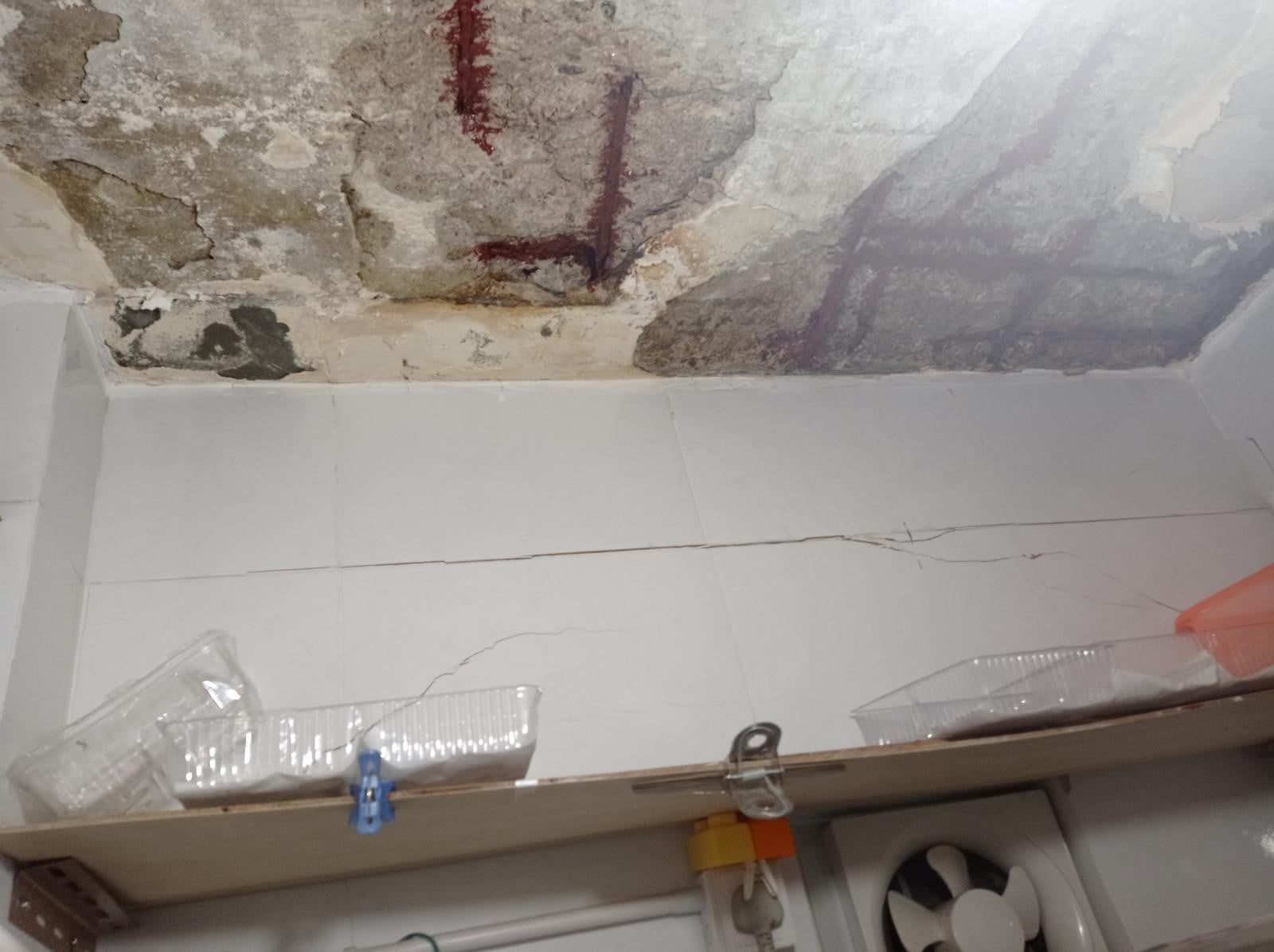 李小姐單位疑因樓上單位滲水，廁所天花剝落，鋼筋外現，一條橫樑出現裂痕。（受訪者提供）